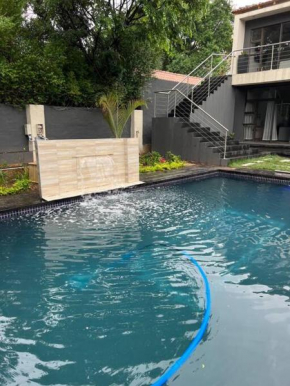 Lux apt 5min to Sandton 9